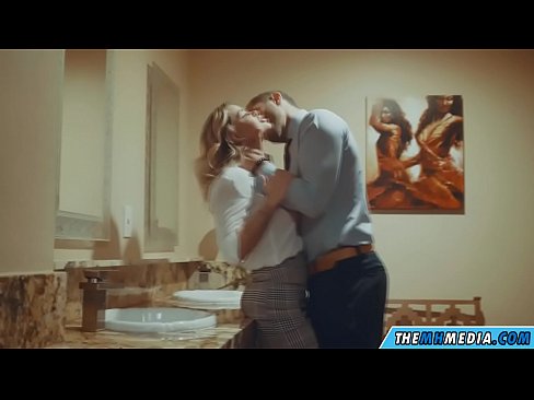 ❤️ 当一个胸大无脑的金发女郎在公共厕所里勾引你时 ️ Quality sex️❤